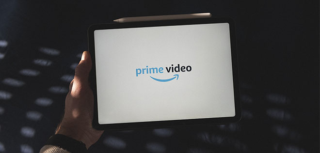 pessoa segurando tablet com o logo da prime video.